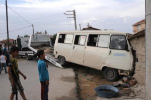 İş&ccedil;i taşıyan minib&uuml;s kaza yaptı: 8 yaralı