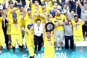 Şampiyon Fenerbah&ccedil;e kupasını aldı