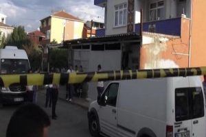 Tartıştığı karısını boğazından bı&ccedil;aklayarak katletti!