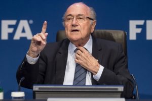 Sepp Blatter, kura &ccedil;ekimlerinde hile yapıldığını itiraf etti