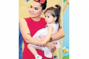Alkışlar Demet'e! Kızının kıyafetlerini bağışladı