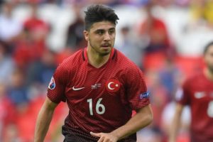 Modric'in gol&uuml;nde sa&ccedil;ını d&uuml;zelten Ozan Tufan, karikat&uuml;re konu oldu