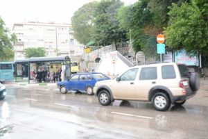 Bursalılar g&uuml;ne yağmurla başladı