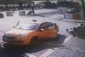 Parasını kurtarmak isterken canından oluyordu