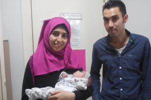 Parmak bebek hayata tutundu