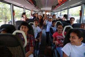 Diyarbakır Belediyesi'nden &ccedil;atışma b&ouml;lgesindeki &ccedil;ocuklara Hazar G&ouml;l&uuml;'nde yaz kampı