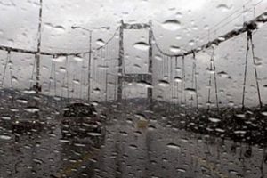 İstanbul karardı sağanak yağmur altında...