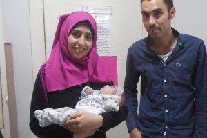 Parmak bebek 118 g&uuml;n sonra hayata tutundu