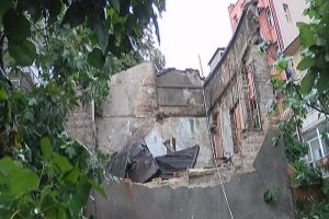 Kadık&ouml;y'de tarihi binanın duvarı &ccedil;&ouml;kt&uuml;: 3 yaralı