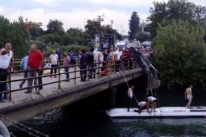 &Ouml;nce eşini sonra oğlunu kaybetti, ardından cenazedeyken evi soyuldu