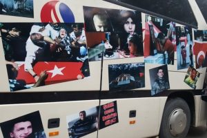 Her tarafı şehitler ve emanetlerinin fotoğraflarıyla dolu