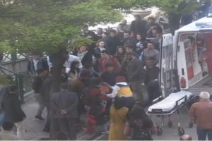 Sokak ortasında bı&ccedil;aklı kavgaya b&ouml;yle m&uuml;dahale edildi