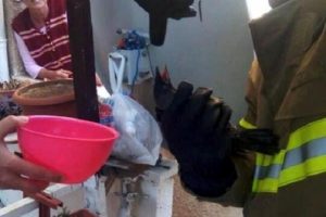 Havalandırma boşluğuna d&uuml;şen yaralı kargayı itfaiye kurtardı