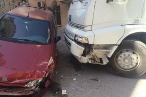 Kamyonun freni boşaldı, vatandaş sokağa d&ouml;k&uuml;ld&uuml;