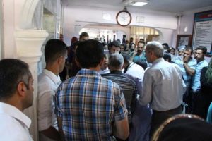 Şemdinli'de yol kesen PKK'lılar kamyon şof&ouml;r&uuml;n&uuml; &ouml;ld&uuml;rd&uuml;