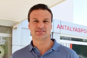 Alpay &Ouml;zalan: "Milli takımın coşkuyla oynaması gerekir"