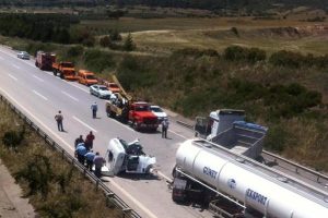 TIR &ccedil;ekiciye &ccedil;arptı: 1 &ouml;l&uuml;, 1 yaralı
