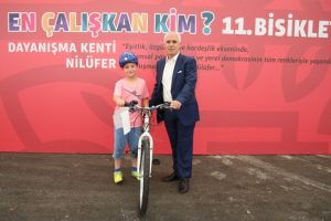 Bursa Nil&uuml;fer'de "en &ccedil;alışkan" &ccedil;ocuklara bisiklet &ouml;d&uuml;l&uuml;