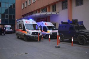 Tiş&ouml;rt&uuml;nden sarkan ipi yakmak isterken kendini yaktı