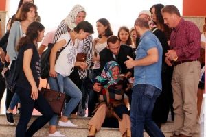 Kızı &ouml;ld&uuml;r&uuml;len anne adliyede fenalık ge&ccedil;irdi