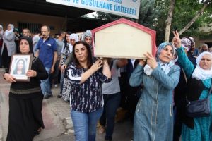 HDP'liler bir kez daha ter&ouml;ristin tabutunu sırtladı