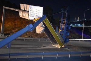 Kamyonun kasası asılı kaldı, s&uuml;r&uuml;c&uuml; olay yerinden kupayla ka&ccedil;tı