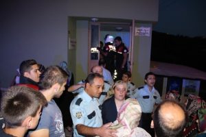 İmam ve mahalleli birbirine girdi
