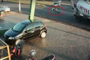 Motosikletli şahıs kamyonun altında kaldı