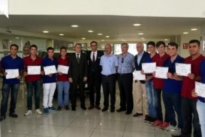 Bursa "Okulum Yetkili Serviste" mezunlarına sertifika