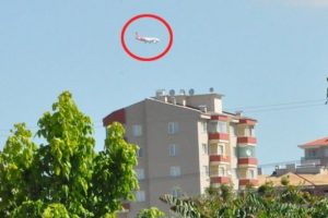 Bir t&uuml;rl&uuml; inmeyen u&ccedil;ak o kenti karıştırdı