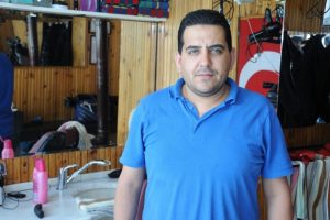 O berber, d&uuml;kkanını kapatma noktasına geldi