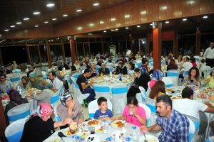 Bursa Orhangazi'de engelli aileleriyle iftar yemeği d&uuml;zenlendi