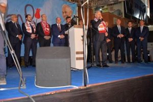 Vali, partililerle 'el kaldırma' fotoğrafını resmi siteye koydu