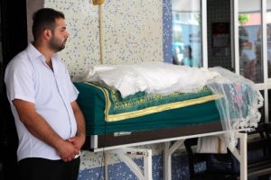 Kalbi durduktan sonra bebeği sezaryenle alınan anne toprağa verildi