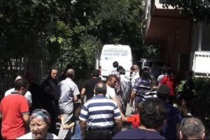Kadık&ouml;y'deki akıl almaz kazada &ouml;len kadının cenazesi helallik i&ccedil;in evinin &ouml;n&uuml;ne getirildi