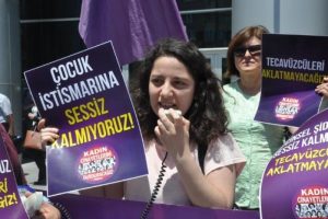 &Ouml;z kızına tecav&uuml;z iddiasıyla yargılanıyor