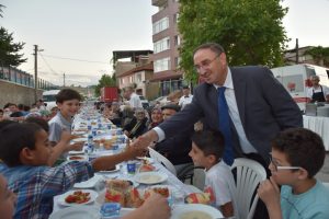G&ouml;n&uuml;ll&uuml;ler Bursa Mustafakemalpaşa'da iftarda bir araya geldi