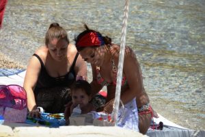 Demet Akalın ve kızı halk plajında g&ouml;r&uuml;nt&uuml;lendi