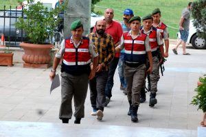 İzmir'de ka&ccedil;ak kazı operasyonu: 2'si eski emniyet m&uuml;d&uuml;r&uuml; 7 g&ouml;zaltı