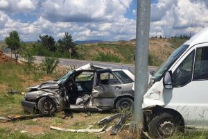 Otomobil ile minib&uuml;s &ccedil;arpıştı: 1 &ouml;l&uuml;, 4 yaralı