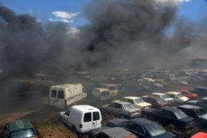 Otoparkta &ccedil;ıkan yangından 70'e yakın ara&ccedil; k&uuml;l oldu