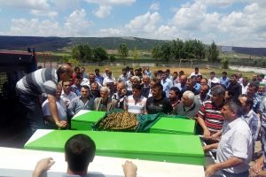 Cenazesine gidiyorlardı, birlikte toprağa verildiler