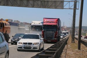 TEM'de 4 kişinin yaralandığı kaza trafiği kilitledi
