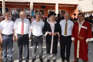4 &ccedil;ocuklu babanın mezuniyet sevinci