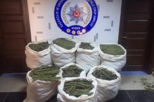 Şanlıurfa'da otomobil bagajında 214 kilo esrar