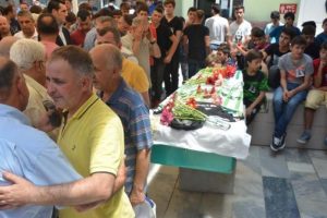 Kaza kurbanı gen&ccedil;ler g&ouml;zyaşlarıyla toprağa verildi