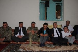 PKK'nın katlettiği kamyon şof&ouml;r&uuml;n&uuml;n ailesini Vali Toprak ziyaret etti