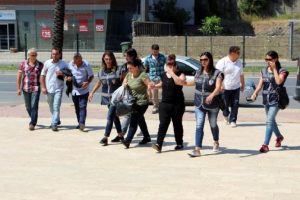 Kocası, kızı ve damadıyla kardeşinin evini soydu