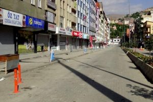 Y&uuml;ksekova'da ilan edilen sokağa &ccedil;ıkma yasağı kısmi olarak kaldırıldı