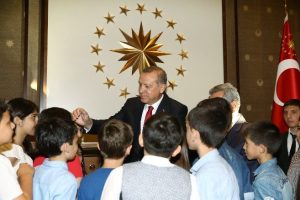 Cumhurbaşkanı Erdoğan &ccedil;ocuklarla buluştu